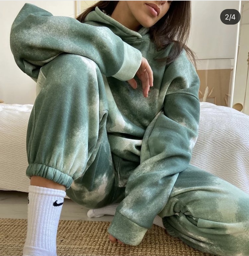 <p>Hello<br />
Interested in women&#39;s youth, oversized tracksuits (without prints) with tags<br />
Material: cotton, 3-thread brushed<br />
Sizes from 42 to 52<br />
The volume of the purchase for the beginning is 20,000 rubles, we plan to purchase it monthly.</p>

<p>&nbsp;</p>