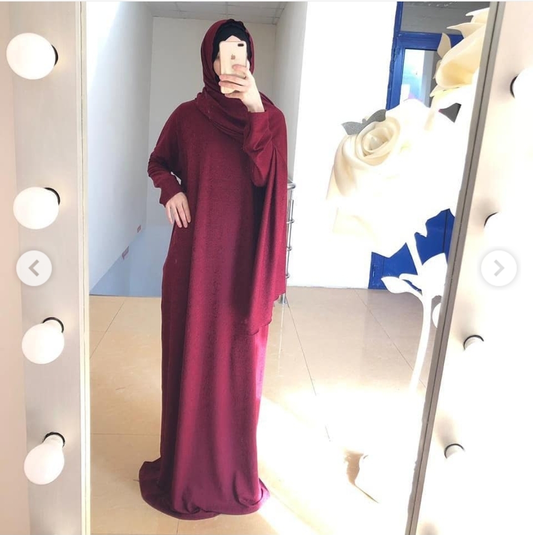 I will buy wholesale Muslim clothes. I'm looking for 5-10 pieces for each color.
.
 Looking for suppliers of women Prayer clothes.
.
In solid colors Black, light grey, beige, Emerald green, and royal blue and burgundy or red.
.
In a comfortable lightweight easily compactable fabric.
.
Message me with what styles you supply and we can figure out the order quantity after. The images attached are the styles I'm looking for.
.
Also looking for long wide soft chiffon rectangle hijabs in the measurements 95 x 200 cm
.
7 of each color in the colors black,navy blue, green, and taupe (light brown) and light grey.
.
Please contact me through email or through WhatsApp +13062093544