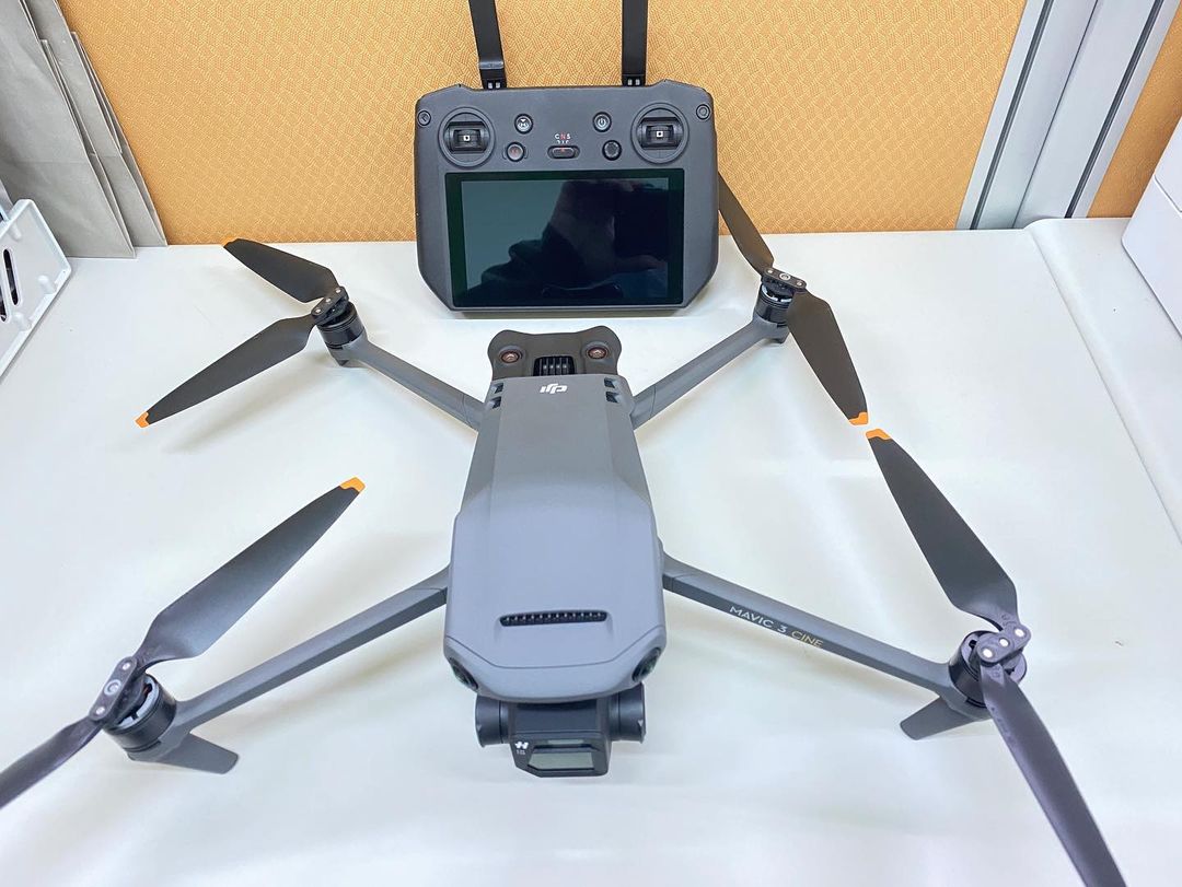 DJI Mavic 3 - Camera Drone with 4/3 CMOS Hasselblad Camera, 5.1K 