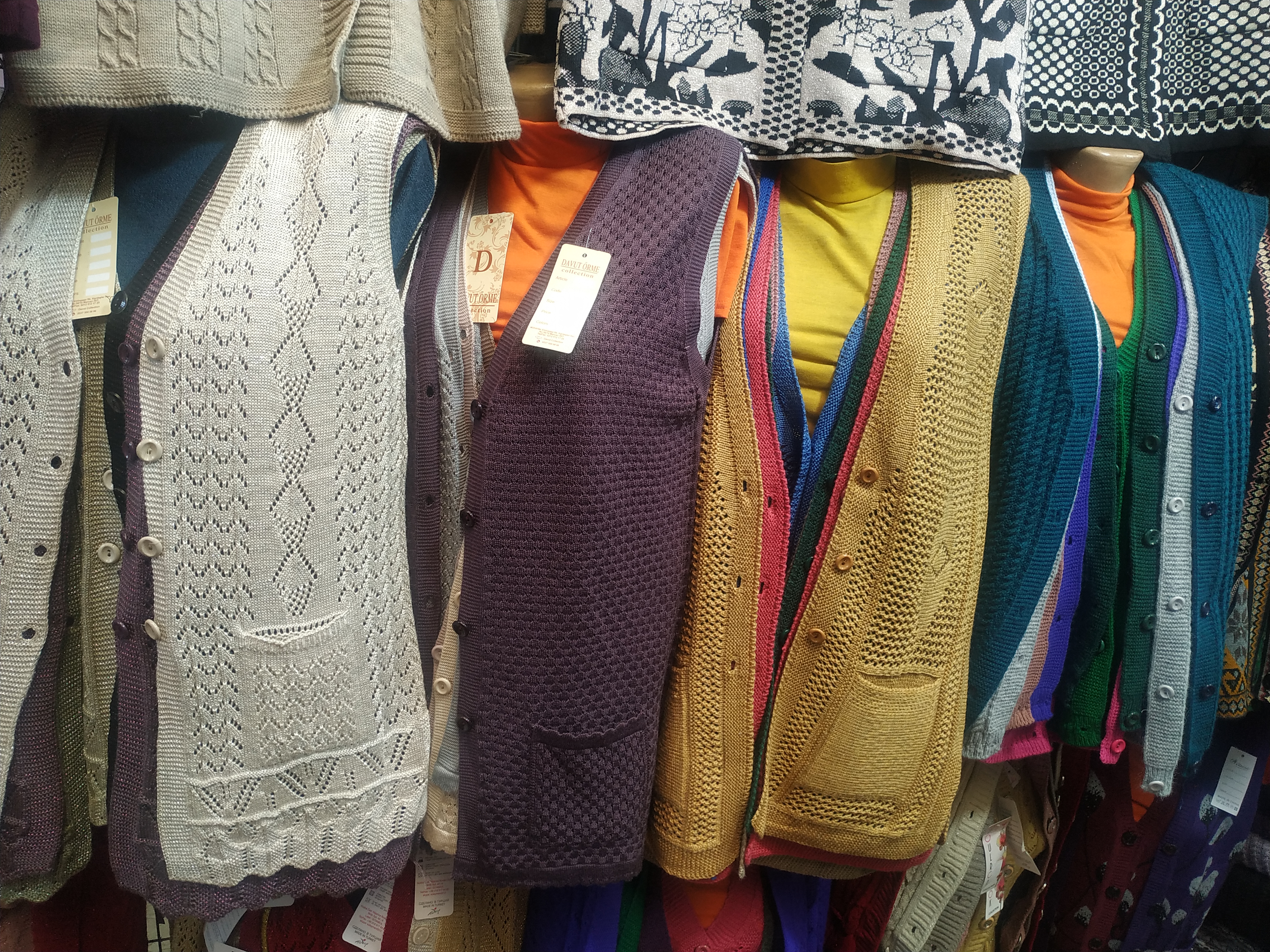 <p>Закупаем оптом женские джемпера, жилеты, кардиганы, кофты, свитера для возраста выше 40 лет. Объем закупа от 100 штук и больше.</p>