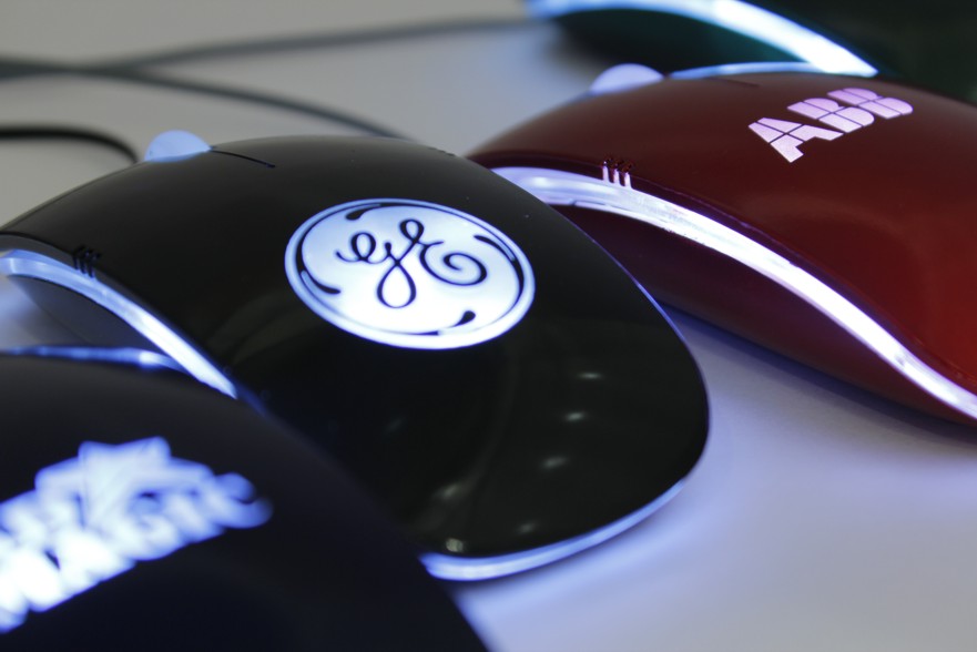 Мо 06. Компьютерные компании с логотипом мыши. Гравировка мышь. Гравировка на компьютерной мыши. Мышка для компьютера с логотипом g.