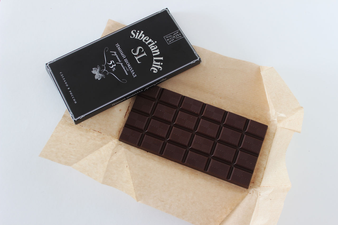 Пачка шоколадок. Шоколад в черной упаковке. Плитка шоколада. Шоколадная плитка. Маленькие плитки шоколада.